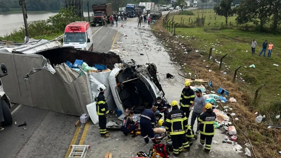 Motorista perde a perna em colisão violenta entre caminhões
