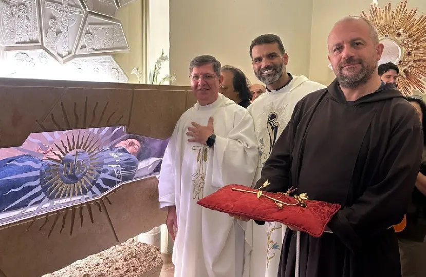 Padre de Brusque entrega rosa de ouro a São Carlo Acutis, na Itália