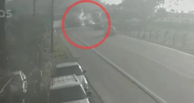 (VÍDEO) Câmera registra colisão entre caminhões em que motorista perde a perna
