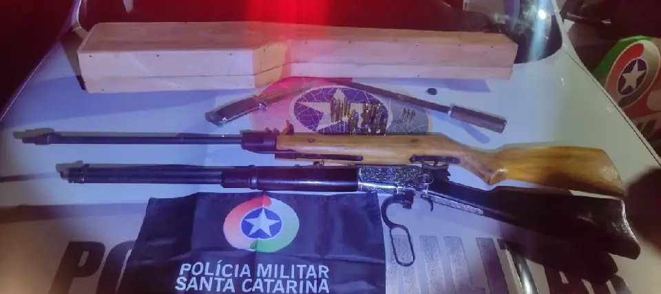 Criança liga para o 190 e padrasto é preso por agredir a mãe