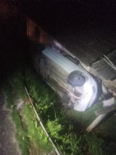 Motorista de aplicativo capota carro em Guabiruba