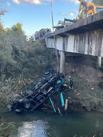 Motorista morre após caminhão cair de ponte e ficar submerso