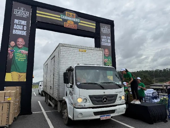 Havan celebra Dia do Caminhoneiro com distribuição de brindes