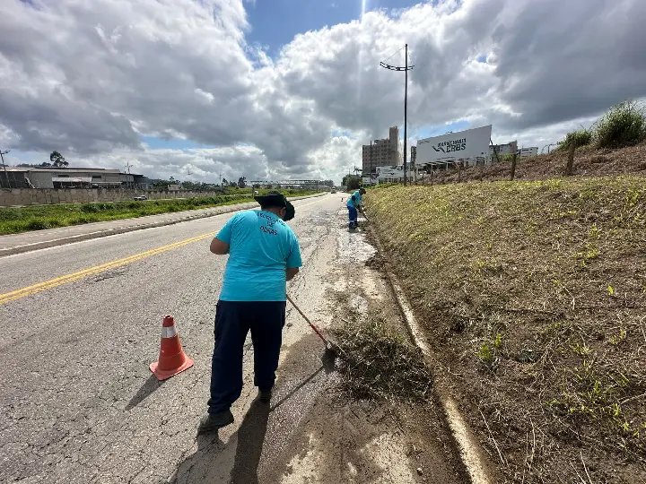 Avenida Beira Rio passa por grande serviço de limpeza em suas duas margens