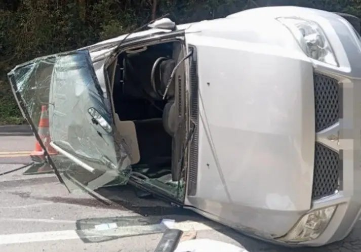 Homem rouba carro, capota e tenta novos assaltos antes de ser preso