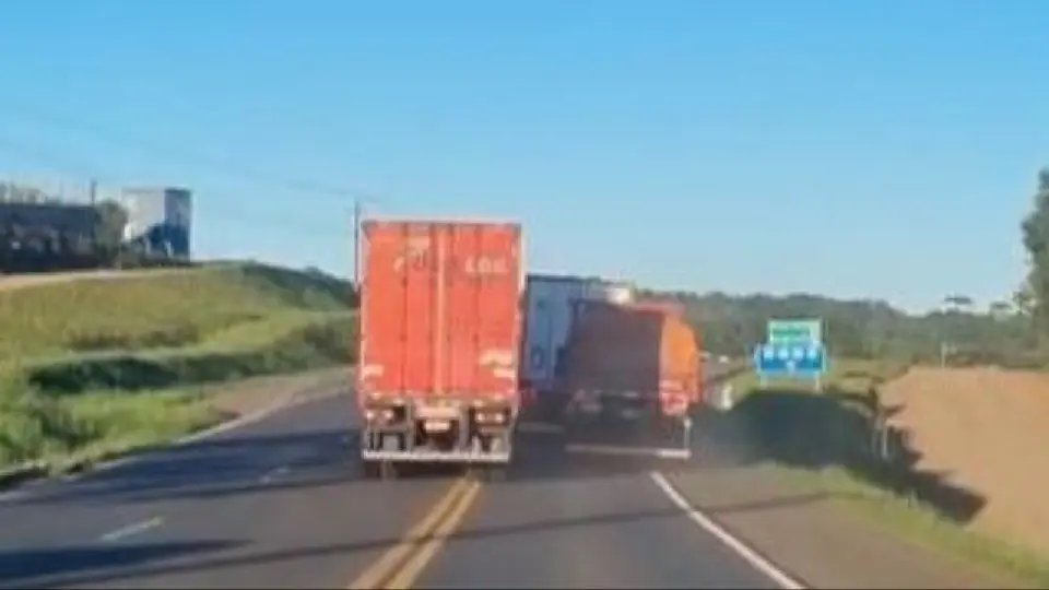 Vídeo mostra disputa perigosa entre caminhões que quase causa acidente