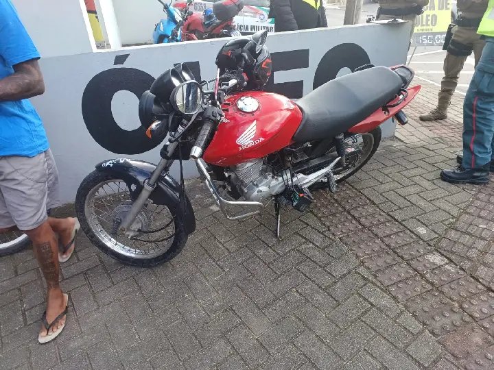 Jovem fica ferido após bater moto em muro em Brusque