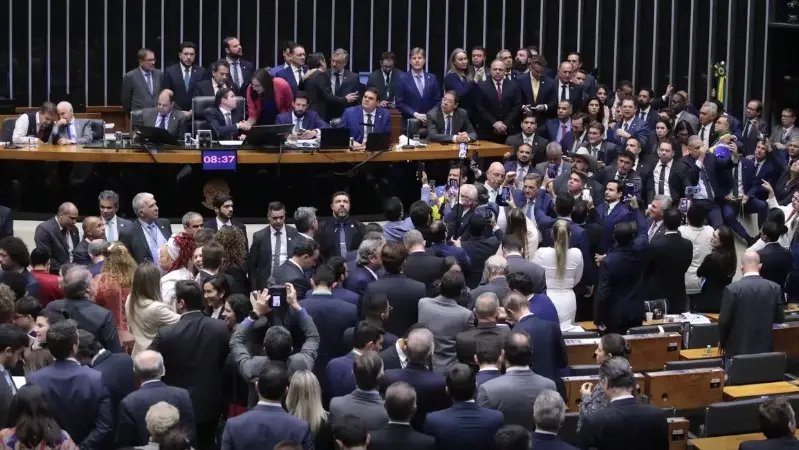 Câmara aprova urgência para projeto de anistia a envolvidos no 8 de janeiro