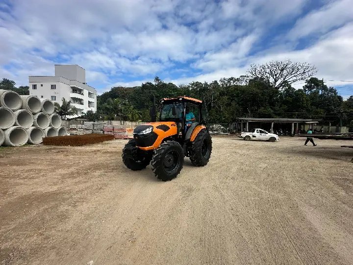 Secretaria de Obras recebe novo trator agrícola