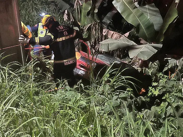 (URGENTE) Carro cai na ribanceira e deixa vítima presa às ferragens no Souza Cruz