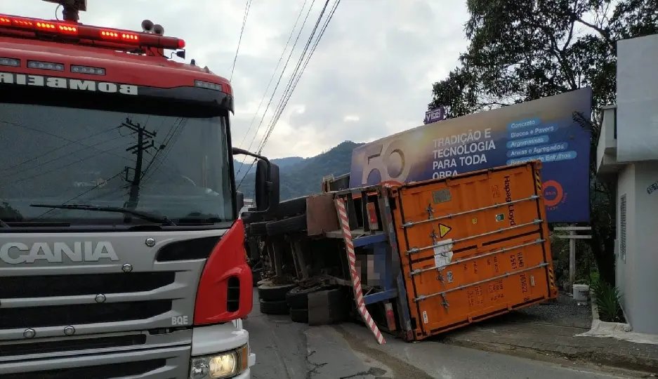 Bombeiros atualizam informações sobre tombamento de carreta