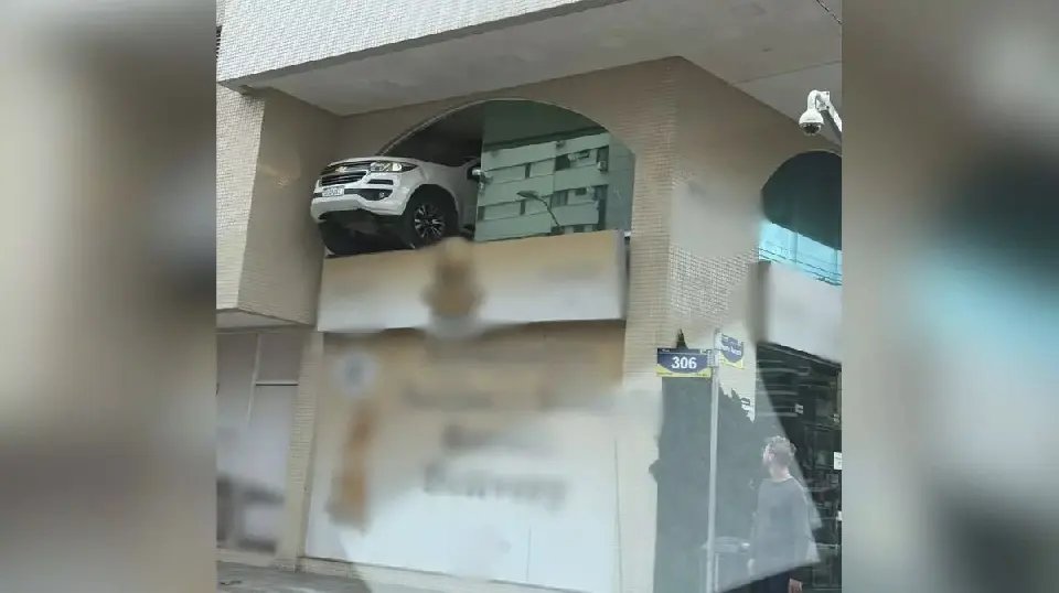 Motorista perde controle e carro quase cai de garagem de prédio em Itapema