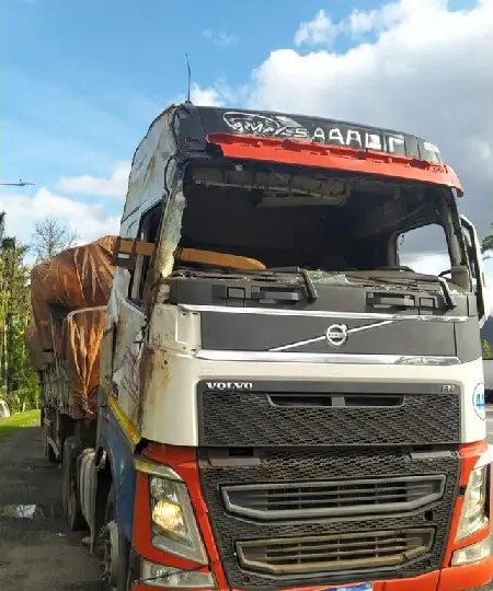 Homem usando capacete é flagrado dirigindo carreta sem para brisa