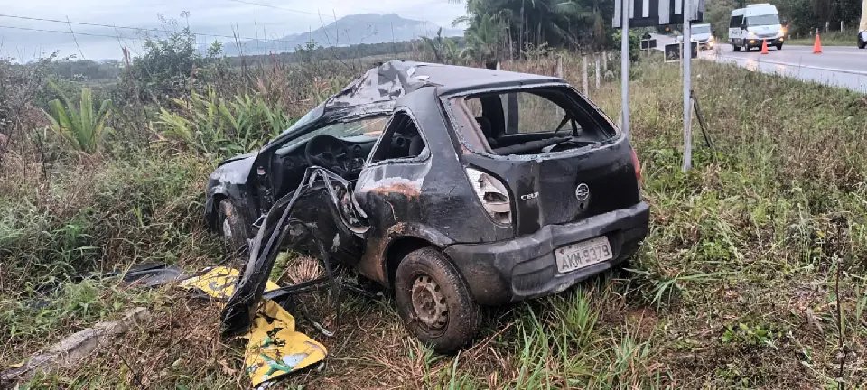 Bombeiros resgatam vítima presa às ferragens em acidente violento