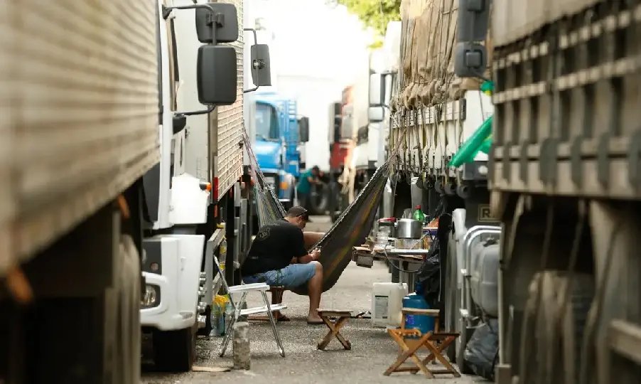 Caminhoneiros trabalham até 16 horas por dia, revela estudo do MPT