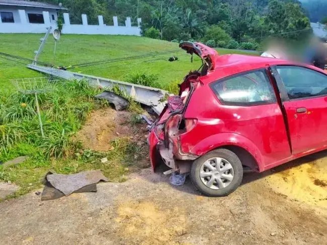 Carro bate em poste e deixa dois homens feridos em Jaraguá do Sul