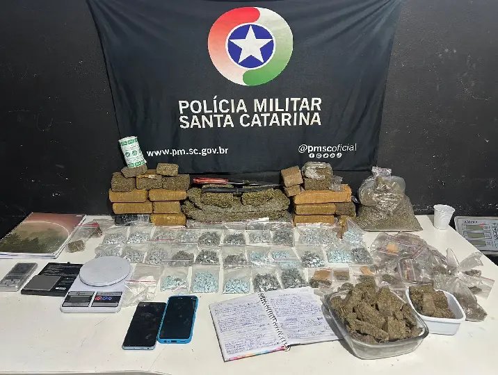 Operação da PM encontra drogas, ecstasy, cocaína e simulacro de fuzil