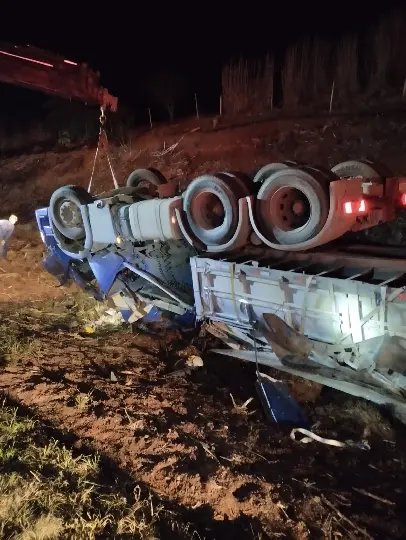 Caminhão capota na BR-470 e motorista morre preso às ferragens