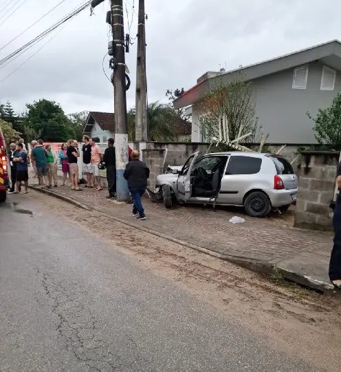 Carro bate em poste e deixa três pessoas feridas em Guabiruba