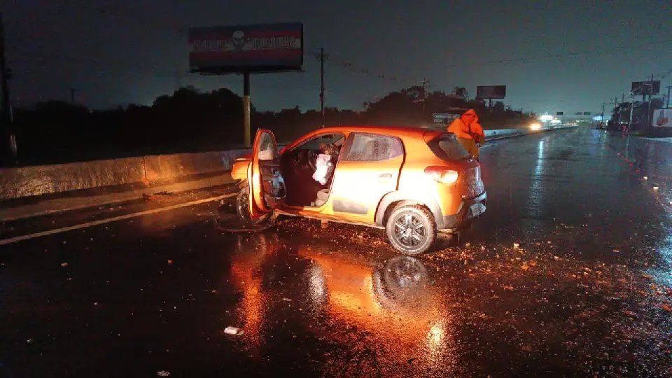 Motorista aquaplana e colide contra guard rail na Antônio Heil