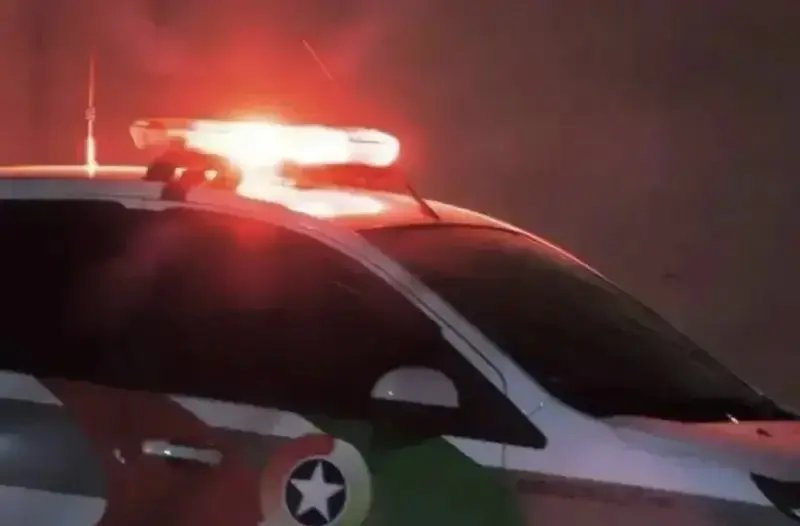 Filho agride mãe após briga por som alto e acaba preso