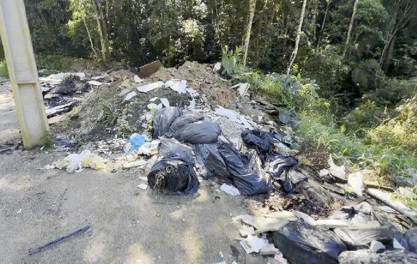 (VÍDEO) Entulhos à beira das ruas: um desafio ainda sem solução