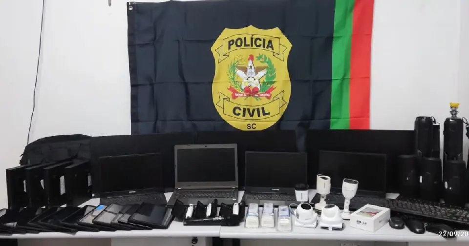 Tablets e notebooks: trio confessa crime em escola de SC