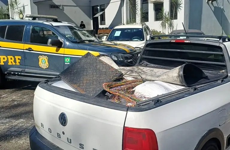 Jovem sem CNH é flagrado transportando 1,3 tonelada de fios de cobre