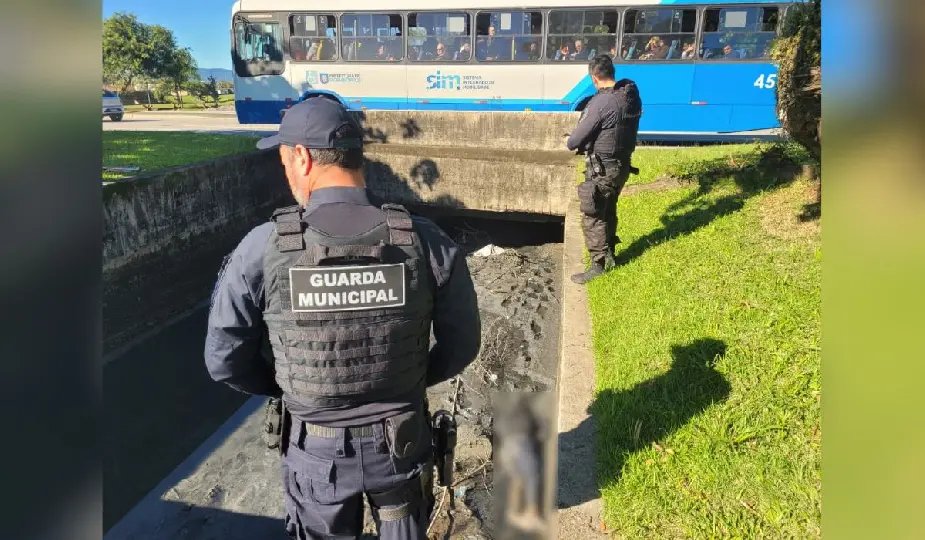 Corpo de homem é encontrado em vala a poucos metros da delegacia
