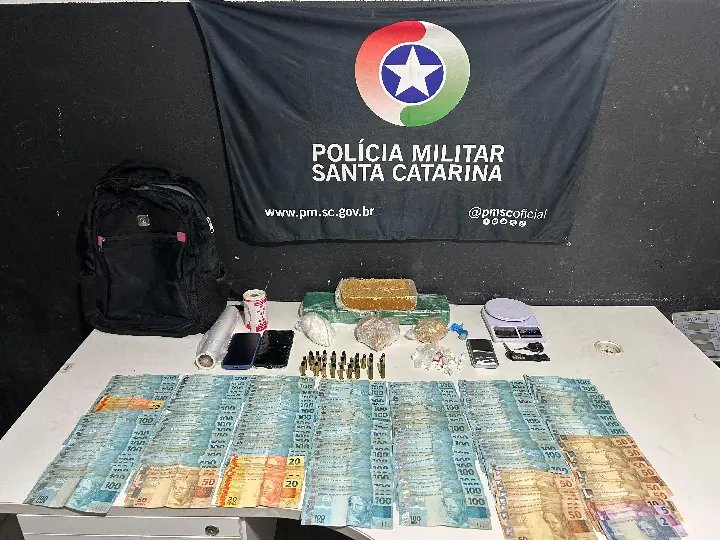 R$ 22 mil, drogas e moto potente são apreendidos pela PM