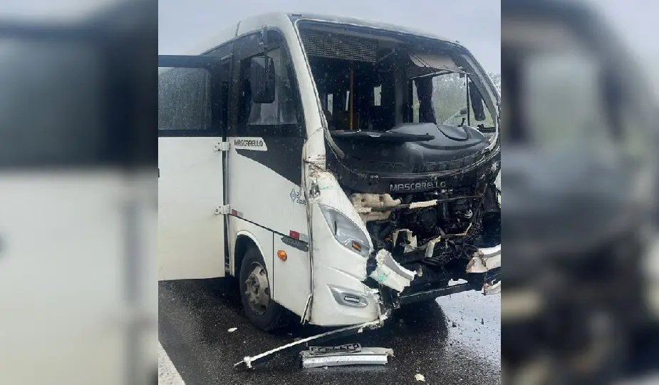 Acidente entre micro-ônibus e caminhão deixa 18 feridos