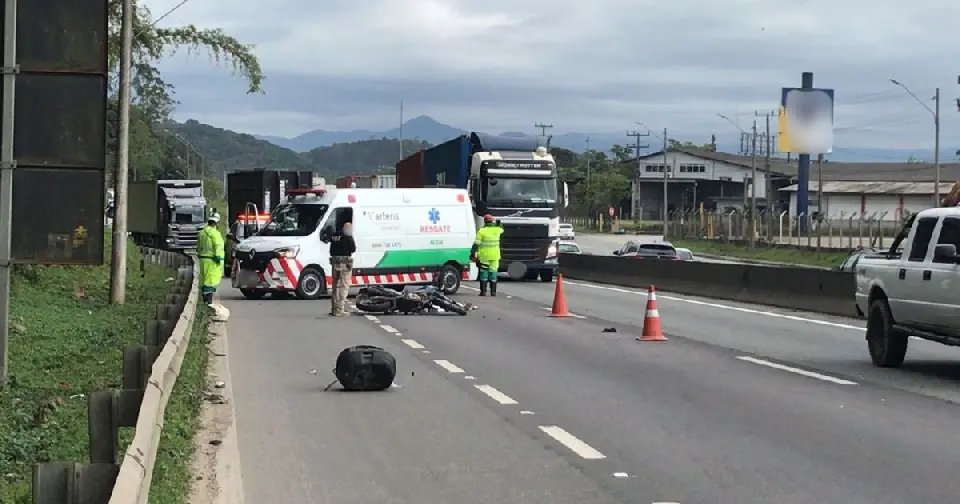 (VÍDEO) Passageira de moto de aplicativo morre atropelada por caminhão na BR-101