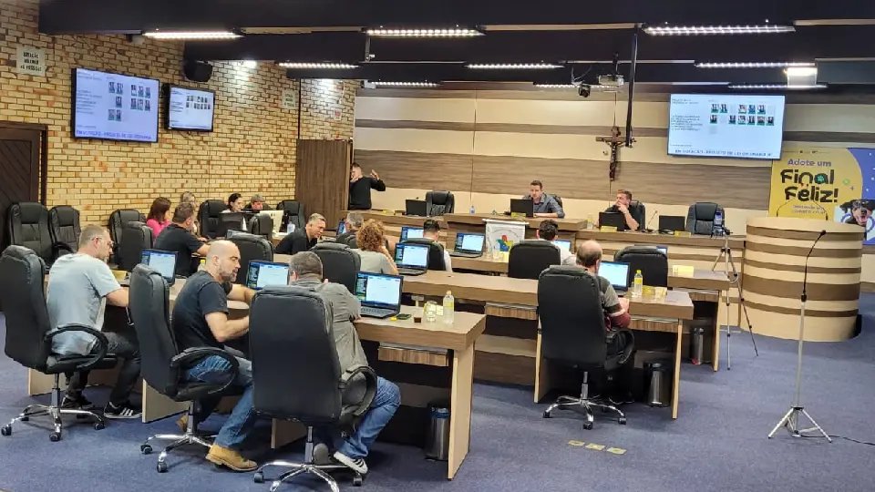(VÍDEO) Pressa, articulação e ausências marcam sessão extraordinária