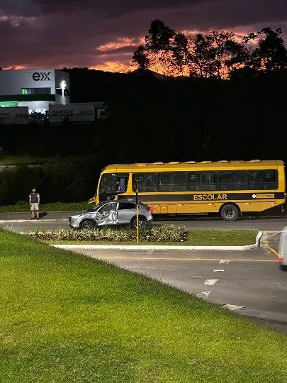 Ônibus escolar se envolve em acidente na Beira Rio