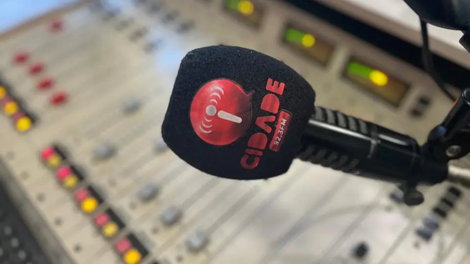 Da era de ouro às plataformas digitais: o rádio segue vivo e essencial