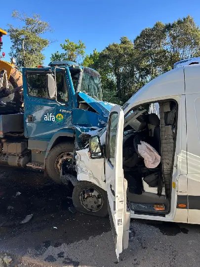 Grave acidente entre caminhão, van e carro deixa feridos em SC
