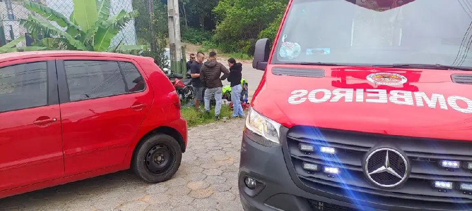 (VÍDEO) Acidente entre carro e moto deixa motociclista ferido no Rio Branco