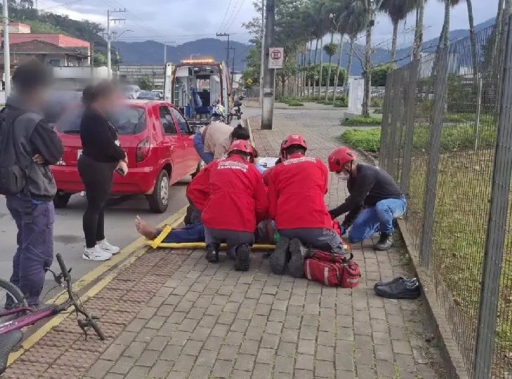 Ciclista fica ferido após colisão com carro