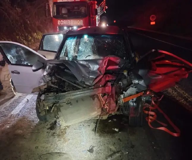Três idosos ficam gravemente feridos em colisão entre carro e carreta