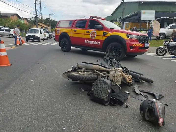 Mulher morre em acidente entre moto e caminhão