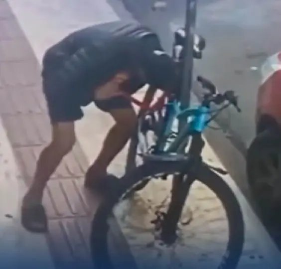 Em menos de 30 segundos, homem furta bicicleta