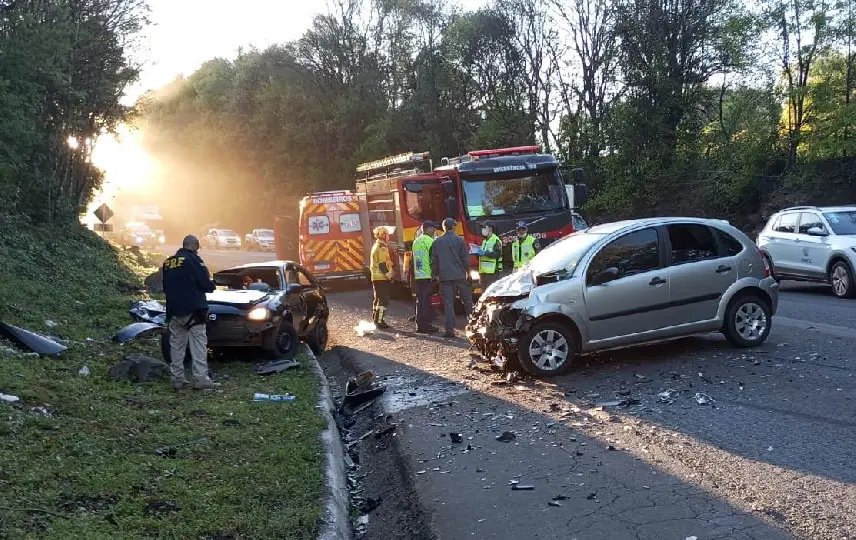 Batida entre carros termina em duas mortes e deixa feridos