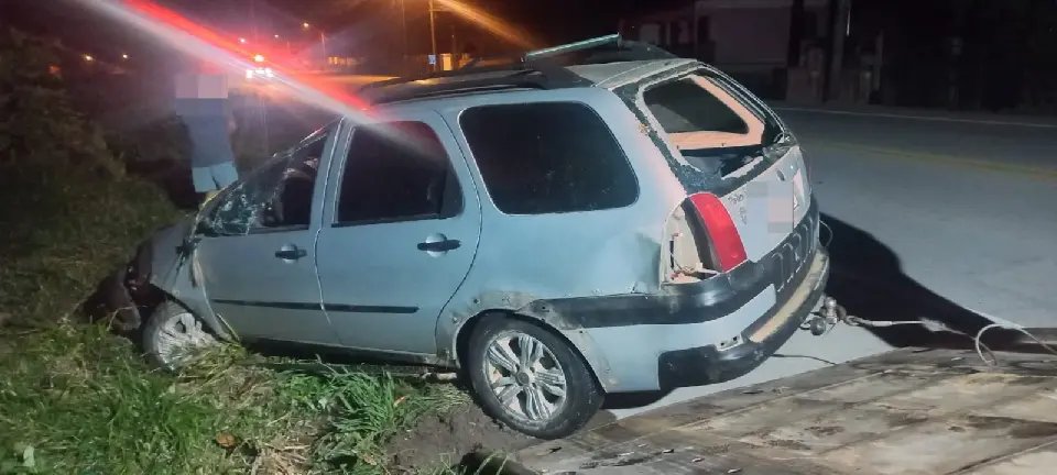 Palio sai da pista, bate em barranco e capota na rodovia