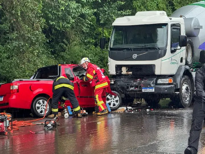 Motorista fica preso às ferragens em colisão frontal