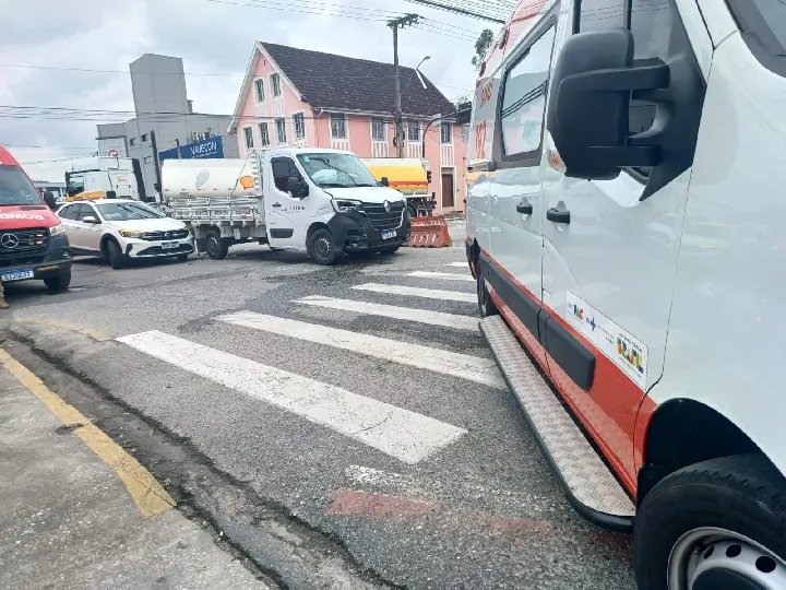 (VÍDEO) Carro e caminhão colidem no Centro de Brusque