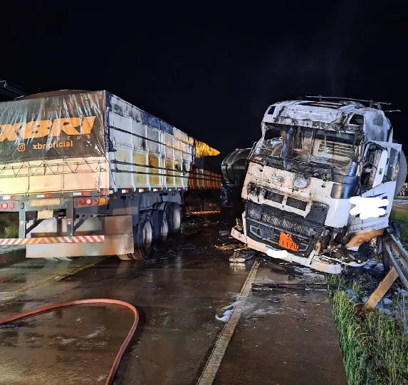 Colisão entre carretas provoca incêndio em veículo com 48 mil litros de etanol