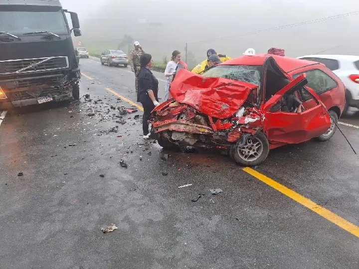 Pai morre e filho fica ferido após grave acidente ente carro e caminhão