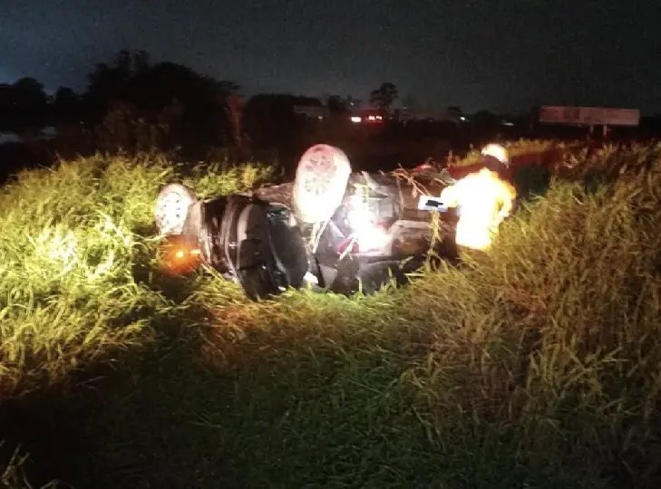 Jovem perde controle do carro e capota na BR-470, em Gaspar