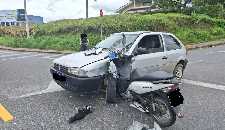 Idoso fica ferido em acidente entre carro e moto no Centro