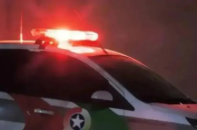 Polícia escuta gritos, entra em residência e prende homem por agressão